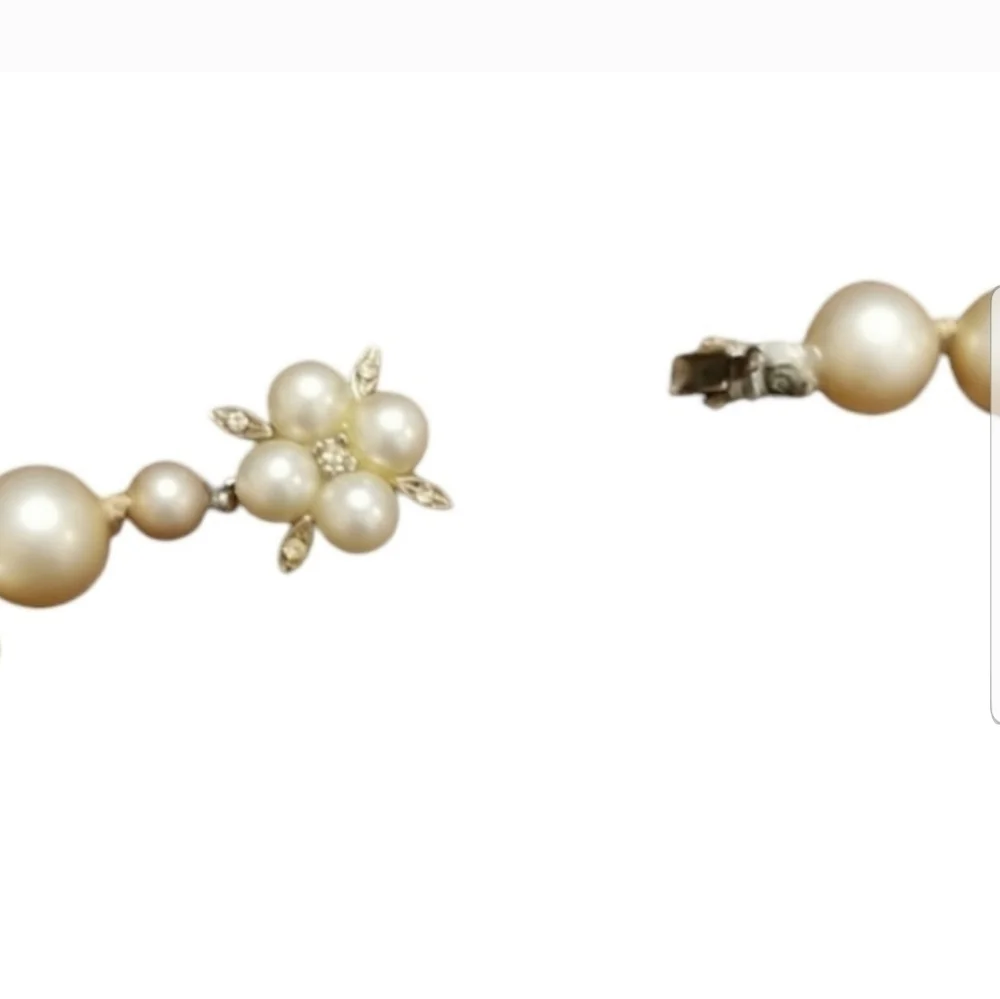 VINTAGE 1950S FAUX PEARL NECKLACE WITH ORNATE CLOSURE